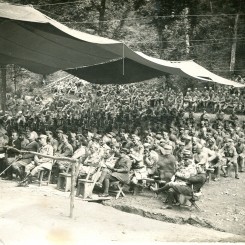 Le public Ã  la reprÃ©sentation la toour de Nesle camp des sapins Argonne (1917).jpg