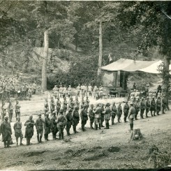 Remise de dÃ©corations camps de sapins Argonne (1917).jpg